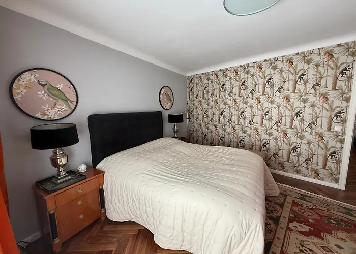 Beautiful 2 Bedroom In Centre アパート